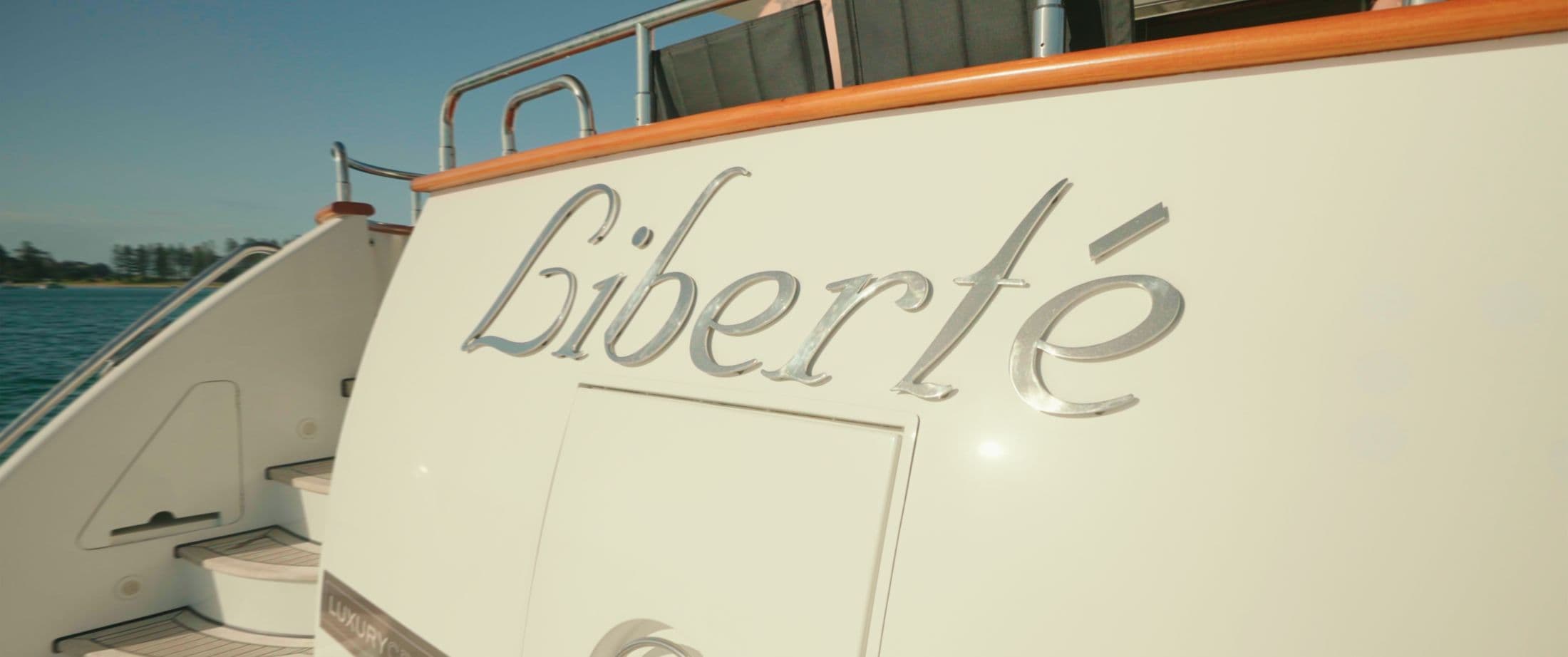 Liberté nameplate on the stern