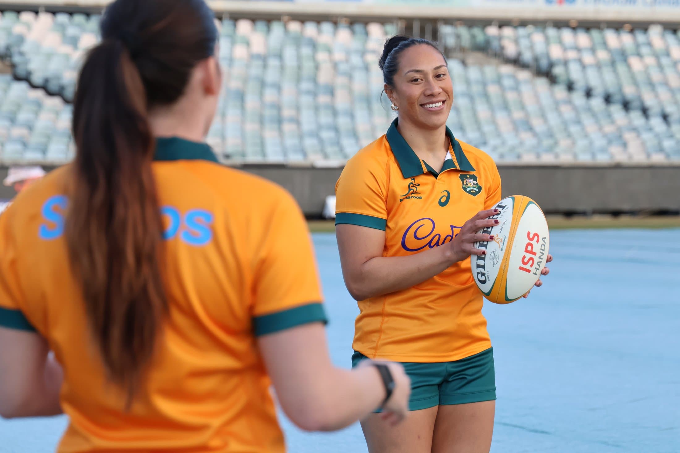 Players passing a rugby ball on the pitch