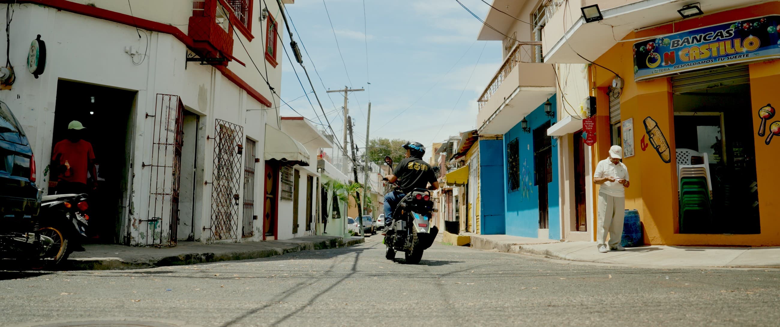 Colourful street scene in the Zona Colonial, Santo Domingo